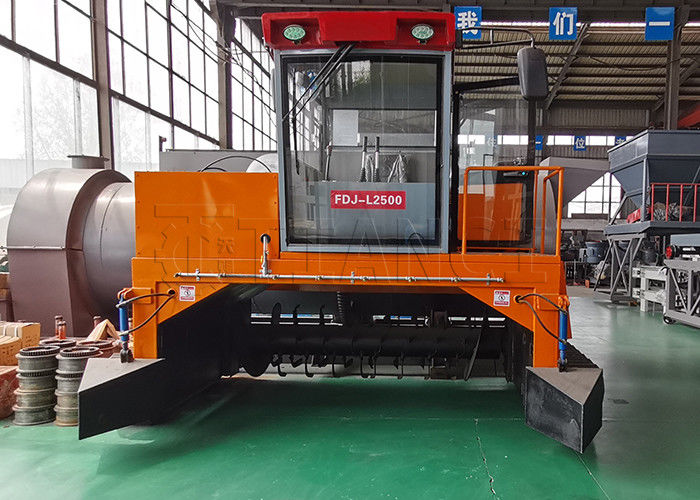 Organischer Dünger Fermentationskompostmaschine Raupentyp für die aerobe Zersetzung von Erdmieten